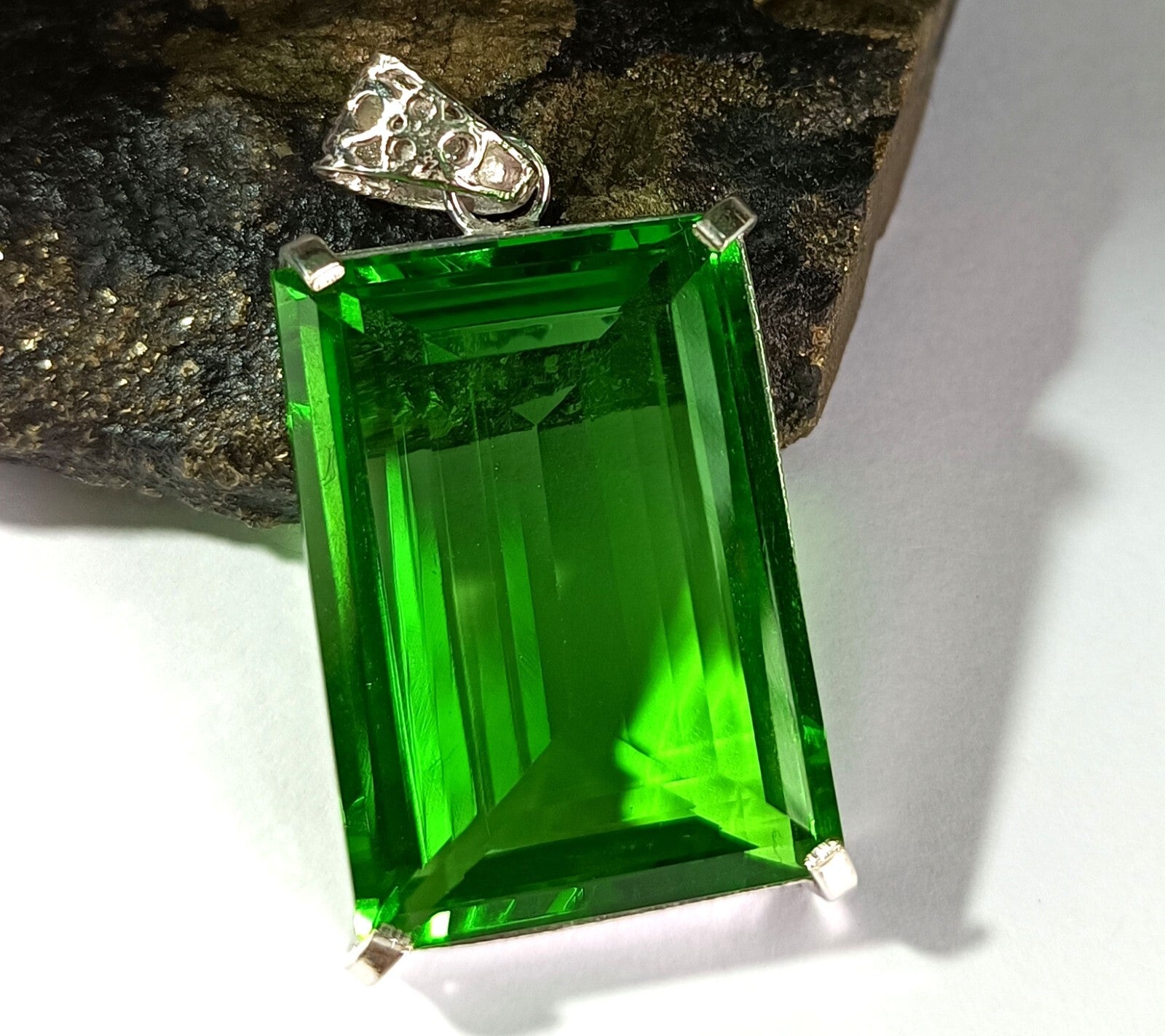 101.90 Ct Emerald Green Natural Topaz 925 Solid Silver Pendant Loose Gemstone