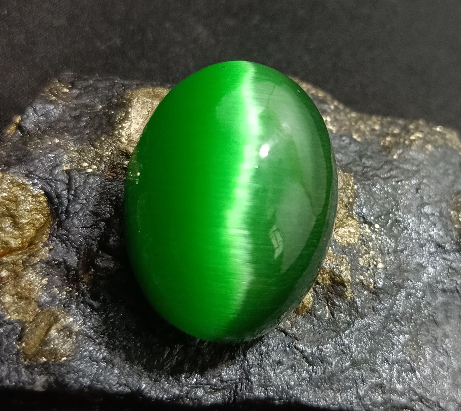 Chrysoberyl(Cats Eye) 83.15 Ct Natural Green Cabochon Loose Certified Gemstone