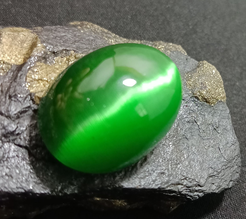 Chrysoberyl(Cats Eye) 83.15 Ct Natural Green Cabochon Loose Certified Gemstone