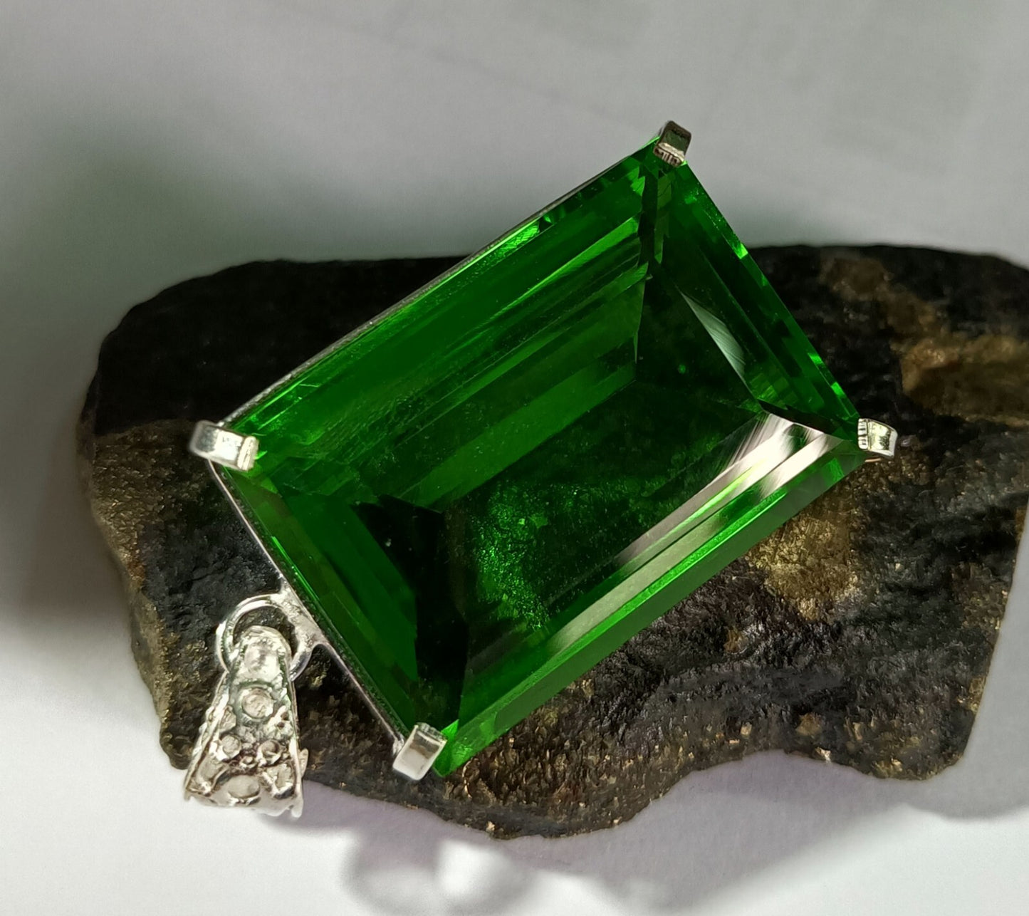 101.90 Ct Emerald Green Natural Topaz 925 Solid Silver Pendant Loose Gemstone