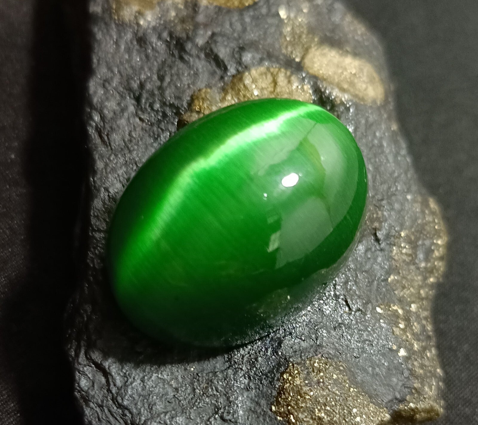 Chrysoberyl(Cats Eye) 83.15 Ct Natural Green Cabochon Loose Certified Gemstone