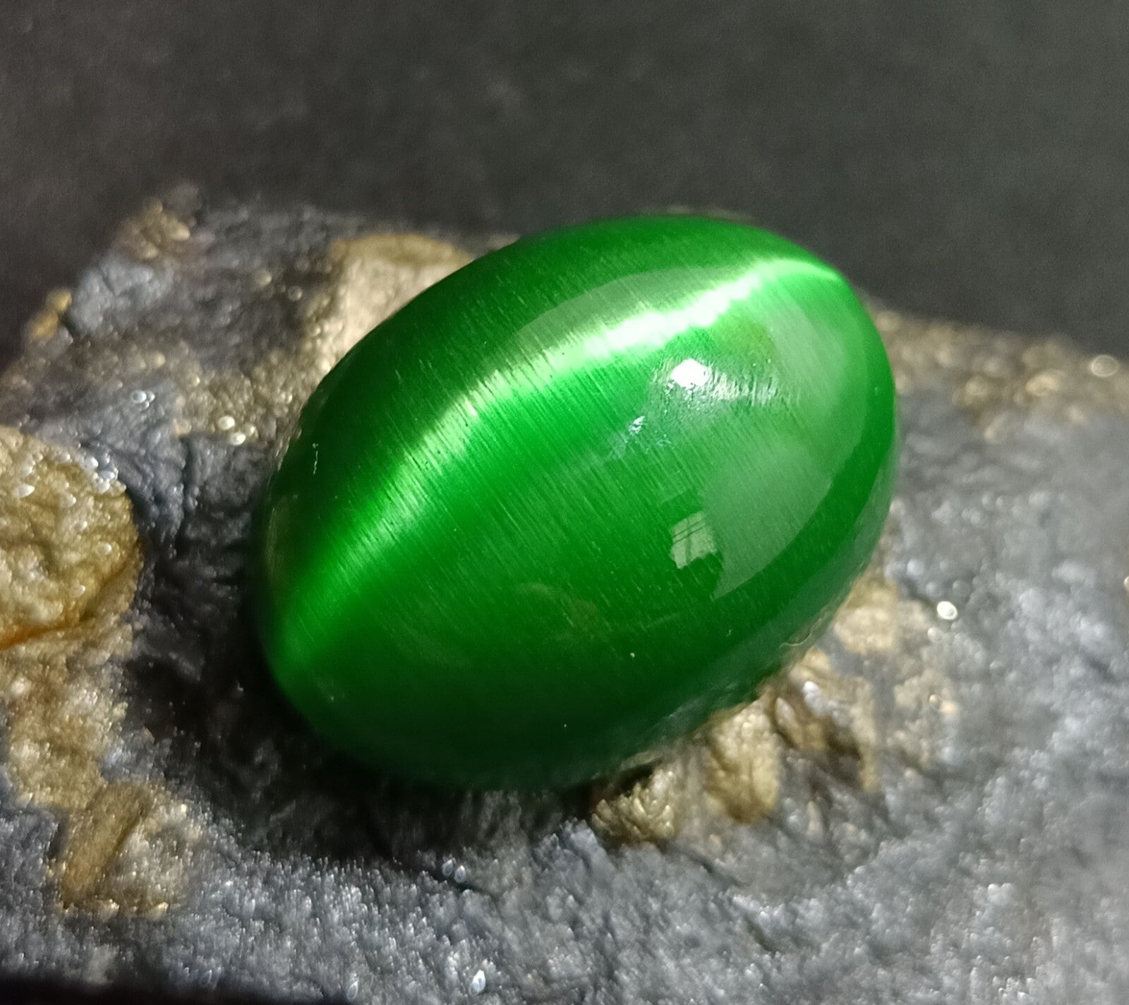 Chrysoberyl(Cats Eye) 83.15 Ct Natural Green Cabochon Loose Certified Gemstone