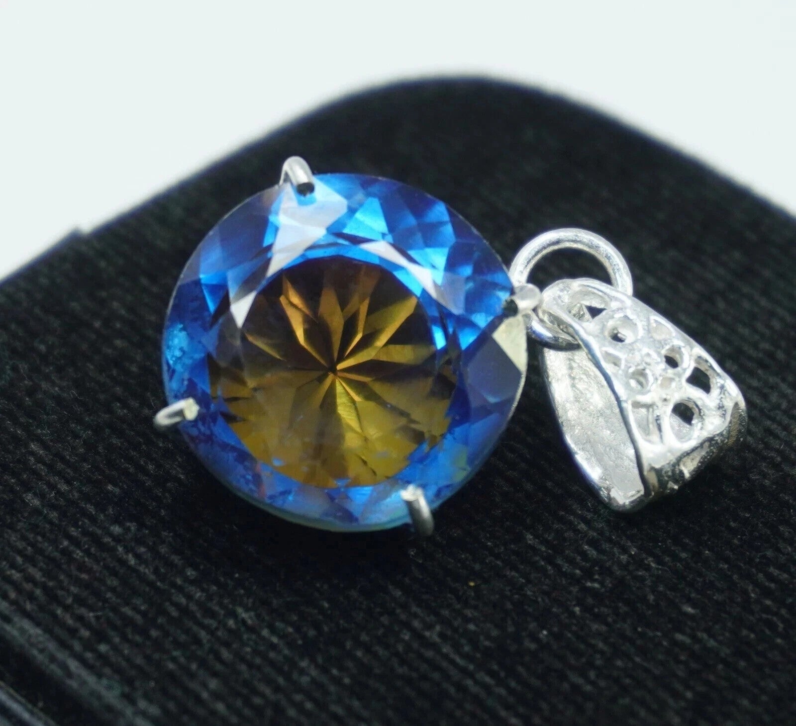Natural 30.65 Ct Bi-Color FL Pitambari Sapphire Round Cut 925 Silver Pendant Gem