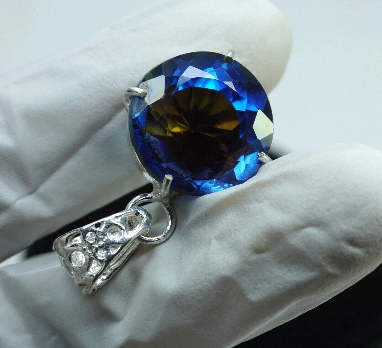 Natural 30.65 Ct Bi-Color FL Pitambari Sapphire Round Cut 925 Silver Pendant Gem