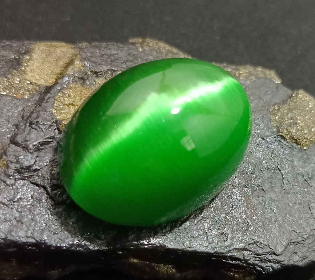 Chrysoberyl(Cats Eye) 83.15 Ct Natural Green Cabochon Loose Certified Gemstone